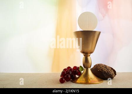 Sfondo pasquale con Calice come concetto per il sangue di Cristo Foto Stock