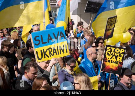 I manifestanti ucraini e britannici della guerra marciano attraverso il centro di Londra contro l'invasione russa dell'Ucraina, il 26th marzo 2022, a Londra, Inghilterra. La marcia è stata organizzata dal sindaco di Londra, Sadiq Khan. Foto Stock