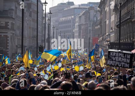 I manifestanti ucraini e britannici della guerra marciano attraverso Piccadilly contro l'invasione russa dell'Ucraina, il 26th marzo 2022, a Londra, Inghilterra. La marcia è stata organizzata dal sindaco di Londra, Sadiq Khan. Foto Stock