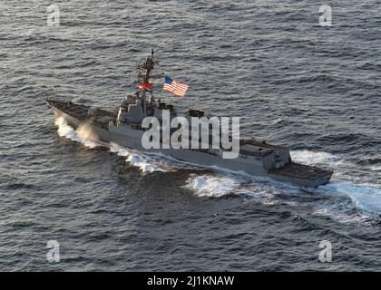 Bab El-Mandeb Strait, Yeman. 20 novembre 2020. Il cacciatorpediniere missilistico guidato della classe Arleigh-burke della Marina degli Stati Uniti USS Winston Churchill durante un transito stretto con la fregata della forza navale Saudita reale Makkah, 20 novembre 2020 nello stretto di Bab El-Mandeb. Credit: MC3/Duly/Duly Live News Foto Stock