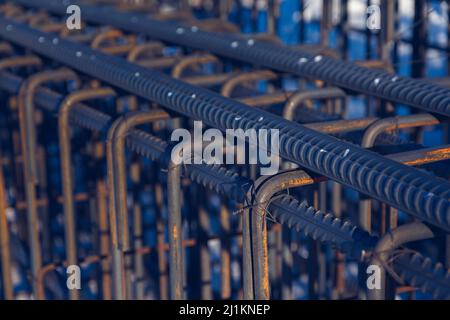 La barra di armatura è incollata con un filo di acciaio. Primo piano di aste di ferro utilizzate per la costruzione. Foto Stock