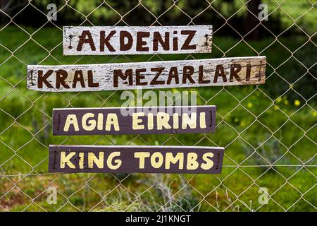 Nel villaggio di Akdeniz, che tradotto significa Mar Mediterraneo, si ottiene un'impressione di vita tipica cipriota paese Foto Stock