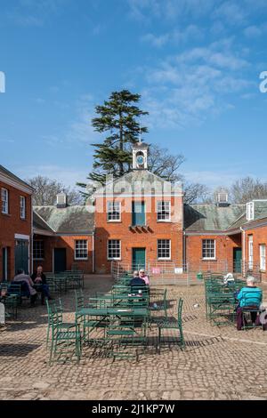 Il cortile dell'Hatchlands Park con i visitatori che hanno rinfreschi, Surrey, Inghilterra, Regno Unito Foto Stock