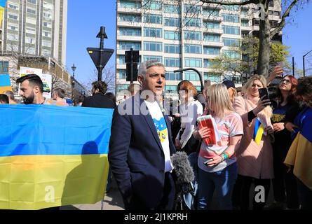 Londra, Regno Unito. 26th marzo 2022. Migliaia di persone si sono unite a una marcia a sostegno dell'Ucraina sabato, mentre il sindaco Sadiq Khan ha esortato il Regno Unito a fare molto di più per aiutare gli Ukainiani. La marcia iniziò su Park Lane, prima di dirigersi verso Trafalgar Square. Credit : Monica Wells/Alamy Live News Foto Stock