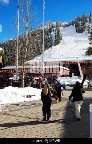 Gli sciatori si dirigano verso le piste di Squaw Valley, California Foto Stock