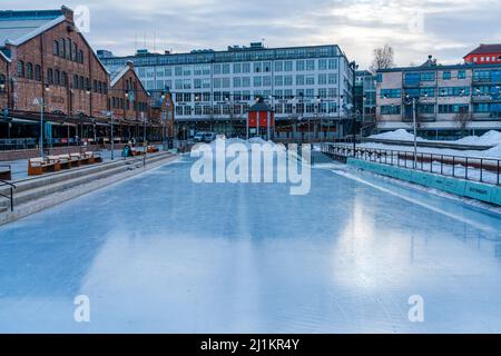 TRONDHEIM, NORVEGIA - 10 MARZO 2022: Vista della pista di pattinaggio all'aperto di Solsiden, una delle zone più popolari e più pulsanti di Trondheim Foto Stock