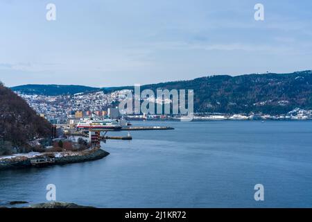 TRONDHEIM, NORVEGIA - 10 MARZO 2022: Una nave di curise Hurtigruten ormeggia nel porto di Trondheim. Foto Stock