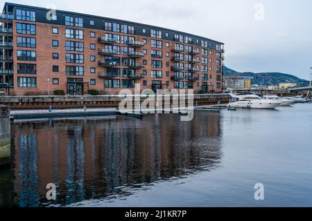 TRONDHEIM, NORVEGIA - MARZO 10 2022: Vista del porto turistico vicino a Blomsterbrua (Ponte dei Fiori) a Solsiden Foto Stock