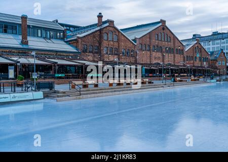 TRONDHEIM, NORVEGIA - 10 MARZO 2022: Vista della pista di pattinaggio all'aperto di Solsiden, una delle zone più popolari e più pulsanti di Trondheim Foto Stock