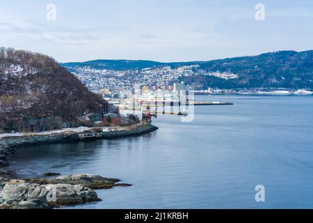 TRONDHEIM, NORVEGIA - 10 MARZO 2022: Una nave di curise Hurtigruten ormeggia nel porto di Trondheim. Foto Stock