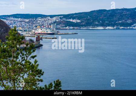 TRONDHEIM, NORVEGIA - 10 MARZO 2022: Una nave di curise Hurtigruten ormeggia nel porto di Trondheim. Foto Stock