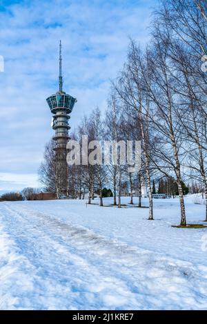 TRONDHEIM, NORVEGIA - 10 MARZO 2022: La torre Tyholt è una torre radio alta 126 metri con una piattaforma di osservazione a Trondheim. Foto Stock