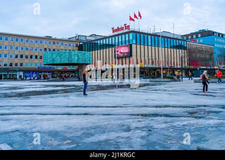 TRONDHEIM, NORVEGIA - 10 MARZO 2022: Piazza del mercato a Trondheim (Torvet). Foto Stock