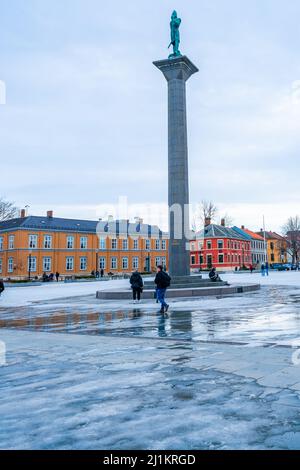 TRONDHEIM, NORVEGIA - 10 MARZO 2022: Piazza del mercato (Torvet) con la statua di Olav Trygvason, il fondatore di Trondheim. Foto Stock