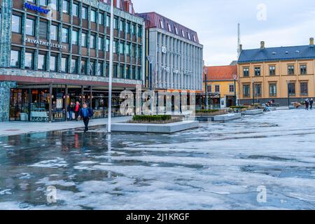 TRONDHEIM, NORVEGIA - 10 MARZO 2022: Piazza del mercato a Trondheim (Torvet). Foto Stock