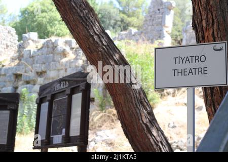 Antalya, Turchia - Settembre 05 2020: Antalya Phaselis antica città come noto come “Phaselis Antik Kenti. Antiche rovine del teatro. Foto Stock