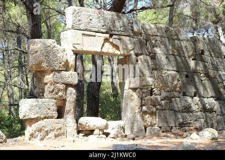 Antalya, Turchia - Settembre 05 2020: Antalya Phaselis antica città come noto come “Phaselis Antik Kenti. Rovine dal sito archeologico. Foto Stock