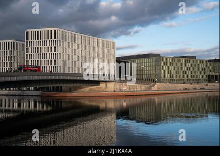 26.02.2022, Berlino, Germania, Europa - nuovi edifici e nuvole si riflettono sulla riva del fiume Sprea nel distretto governativo di Mitte. Foto Stock