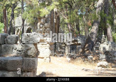 Antalya, Turchia - Settembre 05 2020: Antalya Phaselis antica città come noto come “Phaselis Antik Kenti. Rovine dal sito archeologico. Foto Stock