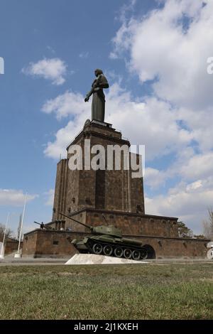 Serbatoio di fronte al monumento Madre Armenia nel Parco della Vittoria, Yerevan Foto Stock