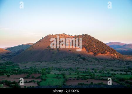 Vista del vulcano inattivo Kula, paese della Turchia Foto Stock