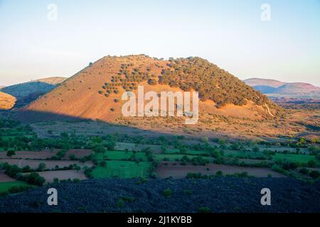 Vista del vulcano inattivo Kula, paese della Turchia Foto Stock