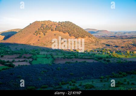 Vista del vulcano inattivo Kula, paese della Turchia Foto Stock