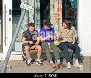 Glasgow, Scozia, Regno Unito 26th marzo 2022. UK Meteo: : Un'altra giornata di sole ha visto l'estate come il tempo con le temperature crescenti mentre la stagione estiva comincia presto sulle strade della città. Credit Gerard Ferry/Alamy Live News Foto Stock