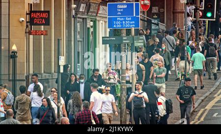 Glasgow, Scozia, Regno Unito 26th marzo 2022. UK Meteo: : Un'altra giornata di sole ha visto l'estate come il tempo con le temperature crescenti mentre la stagione estiva comincia presto sulle strade della città. Credit Gerard Ferry/Alamy Live News Foto Stock