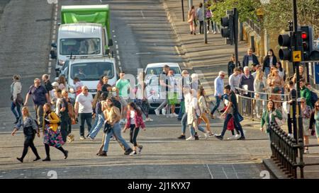 Glasgow, Scozia, Regno Unito 26th marzo 2022. UK Meteo: : Un'altra giornata di sole ha visto l'estate come il tempo con le temperature crescenti mentre la stagione estiva comincia presto sulle strade della città. Credit Gerard Ferry/Alamy Live News Foto Stock