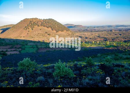 Vista del vulcano inattivo Kula, paese della Turchia Foto Stock