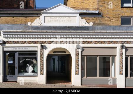 Il mercato minore di Basingstoke (costruito nel 1885) è stato originariamente costruito per la vendita al dettaglio di verdure, con un passaggio tra Wote Street e Church Street. REGNO UNITO Foto Stock