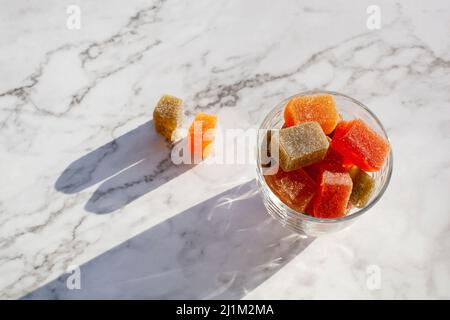 Pasta di frutta di diversi colori in una ciotola di vetro, luce naturale dura Foto Stock