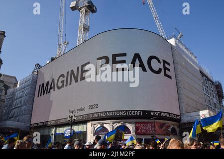 Londra, Inghilterra, Regno Unito. 26th Mar 2022. Il messaggio "Imagine Peace" di Yoko Ono viene visualizzato su Piccadilly Lights in Piccadilly Circus. Migliaia di persone hanno marciato da Park Lane a Trafalgar Square in solidarietà con l'Ucraina mentre la Russia continua il suo attacco. (Credit Image: © Vuk Valcic/ZUMA Press Wire) Foto Stock