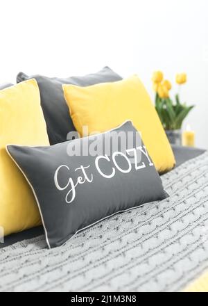 Camera da letto in stile giallo e grigio Foto Stock