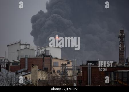 LVIV, UCRAINA - 26 marzo 2022: Distruzione di infrastrutture civili da parte dell'esercito russo. Conseguenze di uno sciopero missilistico su una struttura di stoccaggio del petrolio Foto Stock