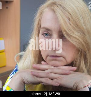 Donna bionda che guarda in specchio sul suo riflesso Foto Stock