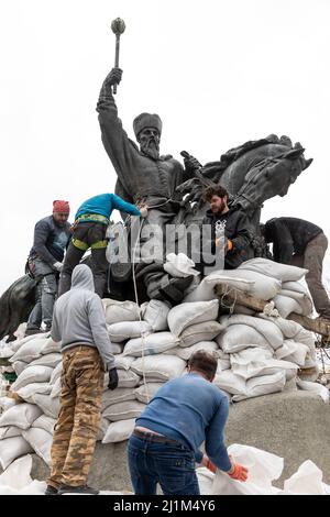 Kiev, Ucraina. 26th Mar 2022. KIEV, UCRAINA - 26 marzo 2022: Guerra in Ucraina. Monumento a Hetman Sahaidachny con sacchi di sabbia per proteggere contro l'abbattimento russo a Kiev. Un gruppo di giovani copre il monumento con sacchi di sabbia Credit: Mykhailo Palinchak/Alamy Live News Foto Stock