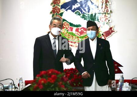 Kathmandu, Nepal. 26th Mar 2022. Il ministro degli Esteri nepalese Narayan Khadka (R) incontra il consigliere di Stato e ministro degli Esteri cinese Wang Yi a Kathmandu, Nepal, il 26 marzo 2022. Sabato Wang Yi ha detto in questa sede che la Cina si attenua alla sua politica amichevole nei confronti del Nepal e intensificherà la cooperazione reciprocamente vantaggiosa con il paese del Sud-Asia. Credit: Hari Maharjan/Xinhua/Alamy Live News Foto Stock