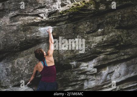 Donna bouldering a Kammeregg in Allgäu Foto Stock