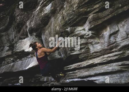 Donna bouldering a Kammeregg in Allgäu Foto Stock