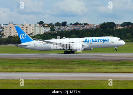 Air Europa Boeing 787 in partenza per la Spagna. Aereo 787-9 Dreamliner di AirEuropa decollo. Decollo aereo Air Europa. Foto Stock