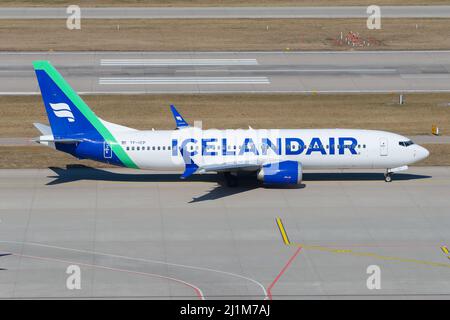 Icelandair Boeing 737 Max Aircraft all'aeroporto di Zurigo. Compagnia aerea islandese con moderno Boeing 737 Jet. Aeroplano dell'aria dell'Islanda nella loro nuova livrea. Foto Stock