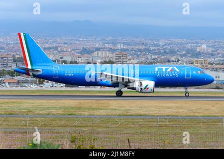 ITA Airways Airbus A320 Aircraft all'aeroporto di Catania. Nuova compagnia aerea nazionale italiana. Velivolo blu livrea di ITA Airways, Italia trasporto Aereo. Foto Stock