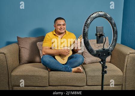 Insegnare la chitarra in corsi online con lezioni dal vivo Foto Stock