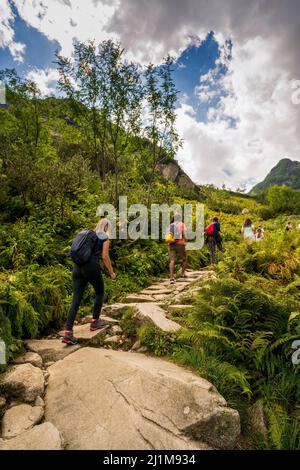 Zakopane, Polonia - 14 agosto 2021: Famiglia in escursione su un sentiero su una montagna in un modo per morskie oko Foto Stock