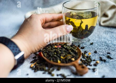 Foglie di tè verde sencha con mango Foto Stock