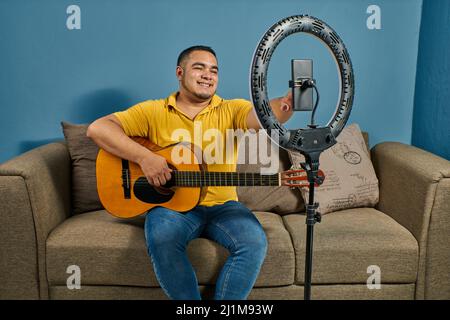 Insegnare la chitarra in corsi online con lezioni dal vivo Foto Stock