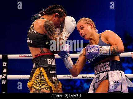 Ebanie Bridges (a destra) in azione contro Maria Cecilia Roman durante la loro IBF World Bantamweight Title lotta alla prima Direct Arena di Leeds. Data foto: Sabato 26 marzo 2022. Foto Stock