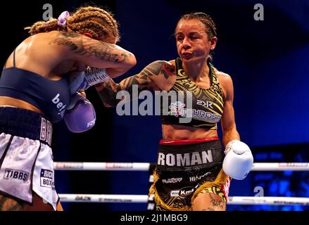 Maria Cecilia Roman (a destra) in azione contro i ponti Ebanie durante la loro IBF World Bantamweight Title lotta alla prima Direct Arena di Leeds. Data foto: Sabato 26 marzo 2022. Foto Stock